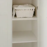 Kleiderschrank 120 cm Breite - Großer Schrank für Textilien – Farbe: Weiß