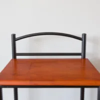 Nachttisch in Schwarz und Braun mit klassischem Rundbogen - Metall und lackiertes Holz