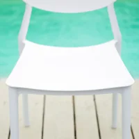 Set bestehend aus 4 stapelbaren Outdoor-Stühlen - Wetterfeste Sitzgelegenheiten im Freien - Farbe: Weiß