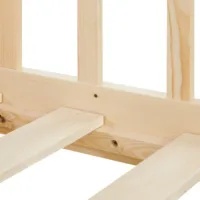 Kinderbett 90x200 - Stabiles Rausfallschutz Bett mit einem Holzrahmen in Natur mit Elementen in Weiß