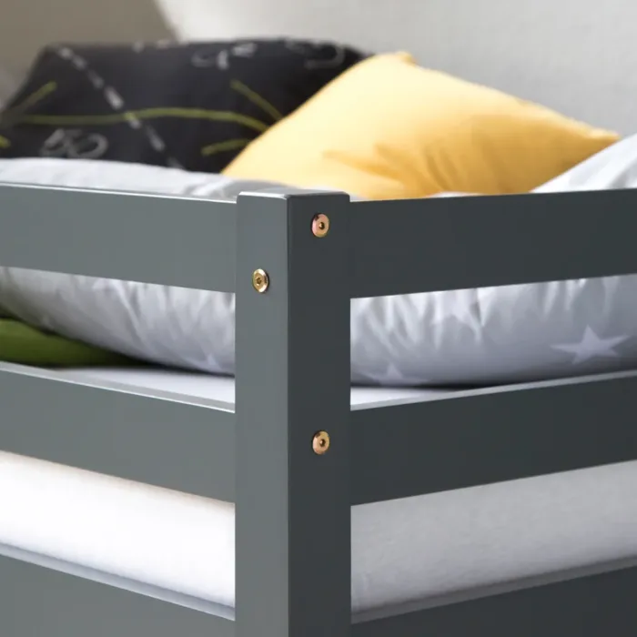 Geprüfte Retourware - Kinderbett 90×200 cm - Hochbett aus Kiefernholz in Grau mit Leiter