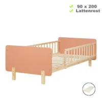 Kinderbett 90x200 mit Rausfallschutz - Gitterbett mit einem Holz Rahmen in Natur mit Elementen in Rot